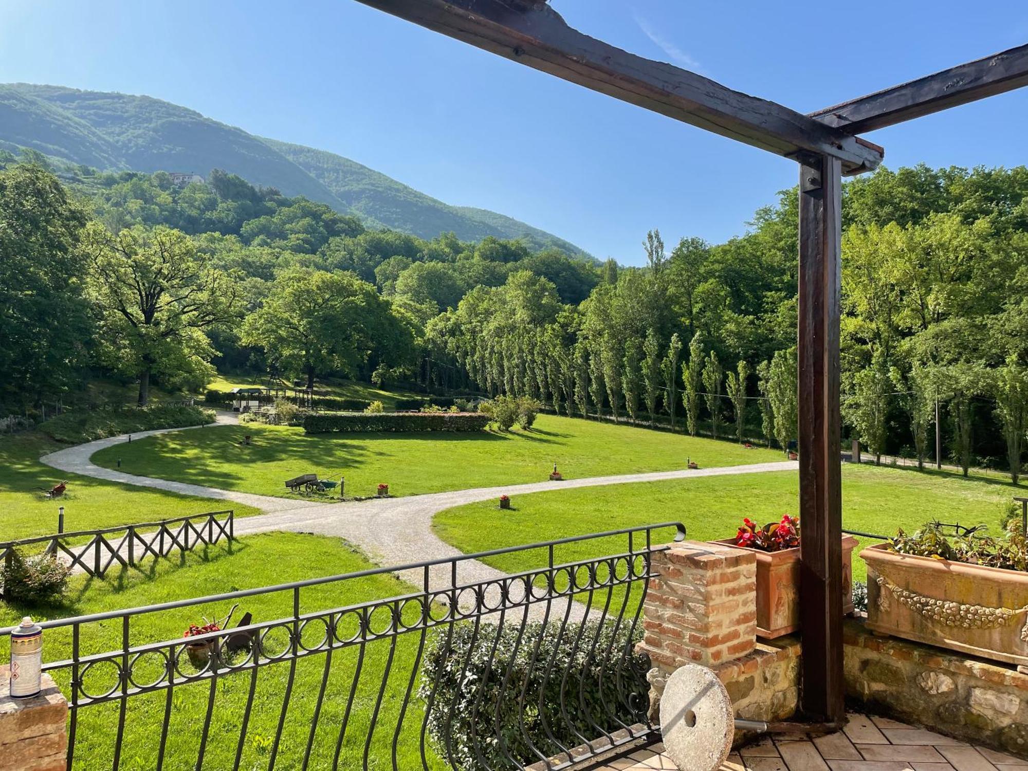 Cerqua Rosara Residence Valtopina Esterno foto