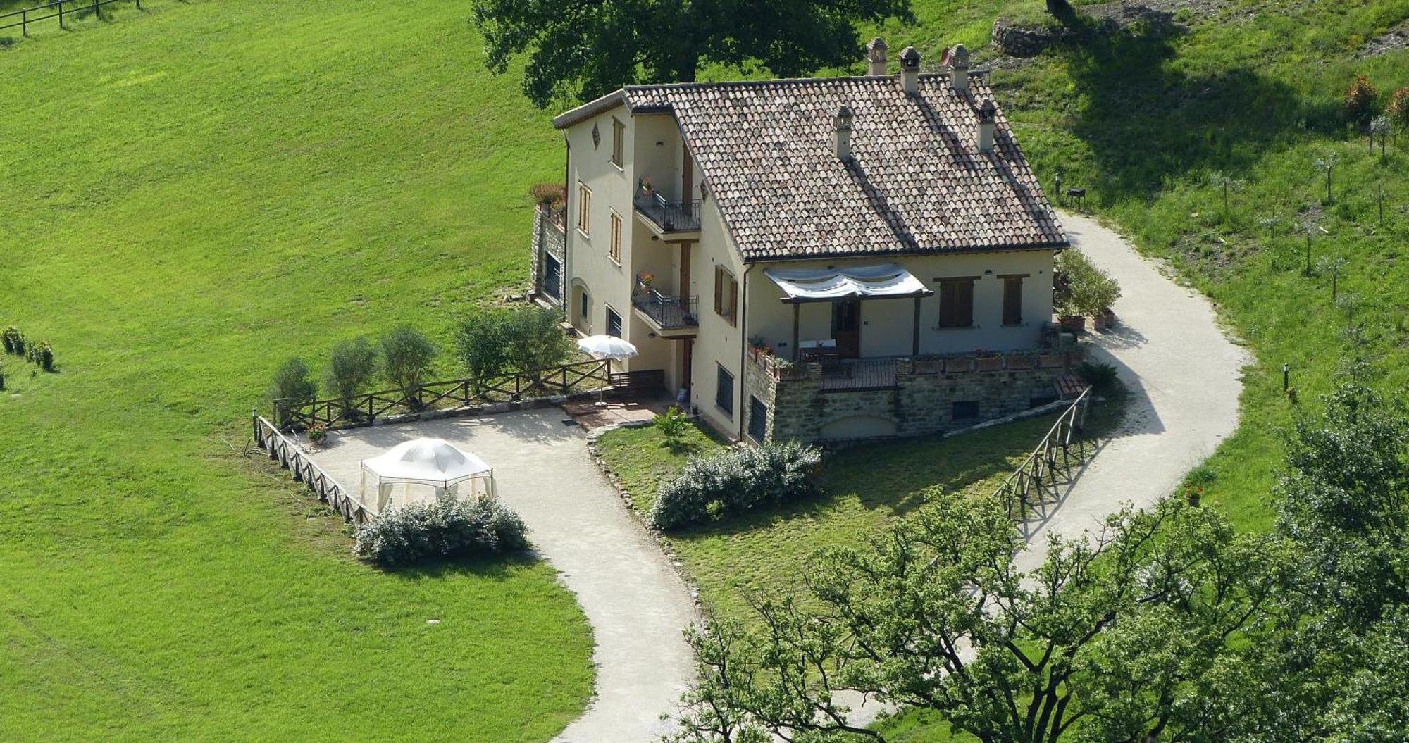 Cerqua Rosara Residence Valtopina Esterno foto
