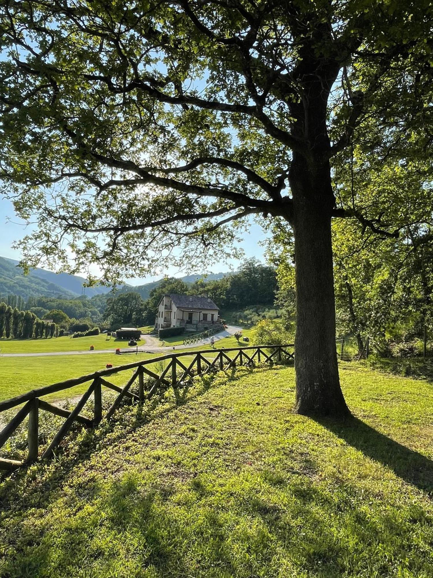 Cerqua Rosara Residence Valtopina Esterno foto