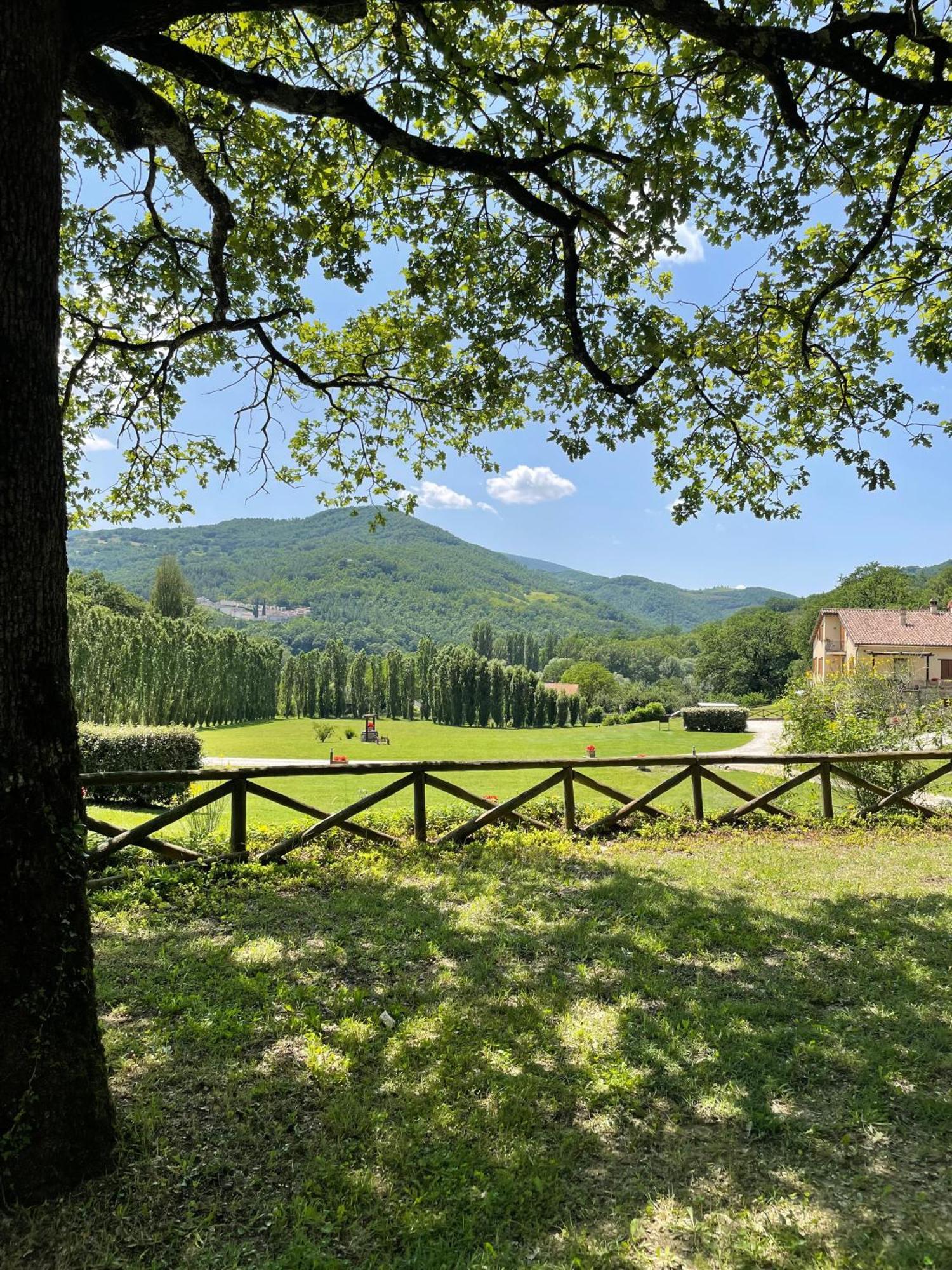Cerqua Rosara Residence Valtopina Esterno foto